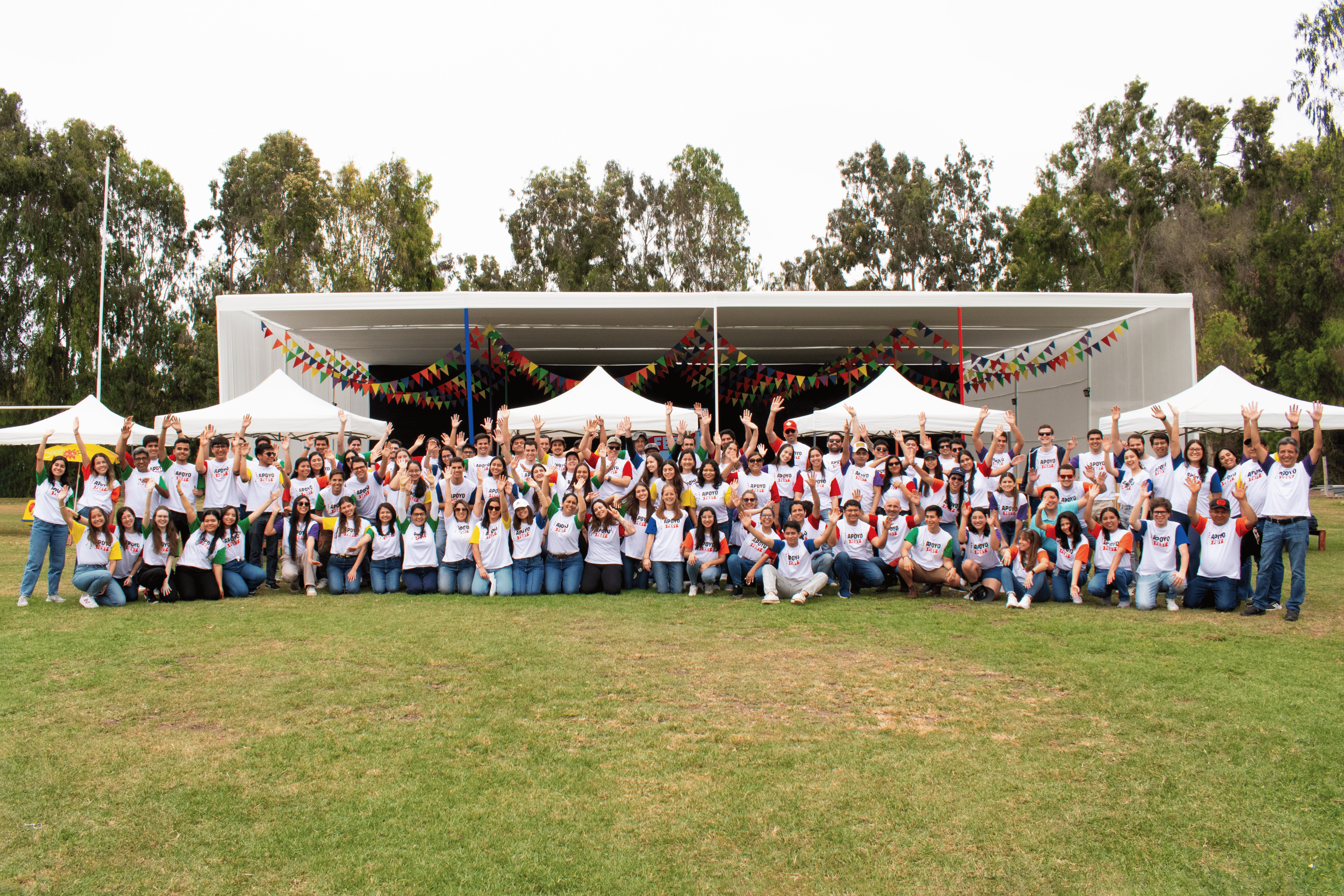 foto grupal evento de integración 2024 (1)